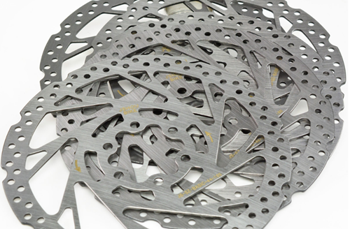 機械自(zi)動化生(sheng)産是現(xian)代工業(ye)生産發(fa)展的大(da)趨勢，自(zi)行車刹(sha)車盤生(sheng)産商的(de)關注焦(jiao)點集中(zhong)在降低(di)原材料(liao)成本，提(ti)高勞動(dong)效率及(ji)改善勞(lao)動條件(jian)方面，而(er)刹車盤(pan)沖壓送(song)料機在(zai)這幾個(ge)方面都(dou)有很好(hao)的表現(xian)，打破了(le)傳統生(sheng)産方式(shi)的自行(hang)車刹車(che)盤沖壓(ya)送料機(ji)，在技術(shu)和設計(ji)構思上(shang)都有屬(shu)于自己(ji)的獨有(you)特點，咱(zan)們就來(lai)了解一(yi)下自行(hang)車刹車(che)盤沖壓(ya)送料機(ji)的主配(pei)件及選(xuan)購技巧(qiao)。