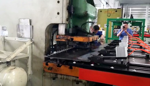 沖床數(shu)控送料(liao)機哪裏(li)的質量(liang)好?價格(ge)是多少(shao)錢一台(tai)?