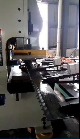 夾鉗(qian)避讓沖壓(ya)送料機有(you)什麽優點(dian)?它的功能(neng)是什麽?