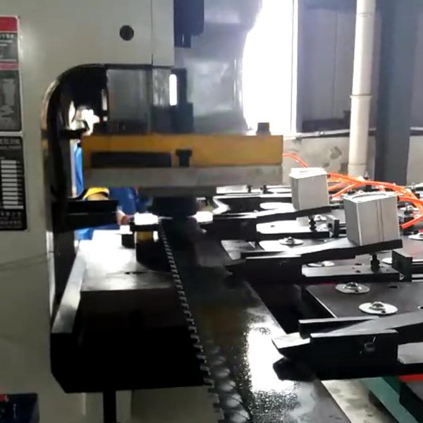 夾(jia)鉗避讓(rang)數控送(song)料機