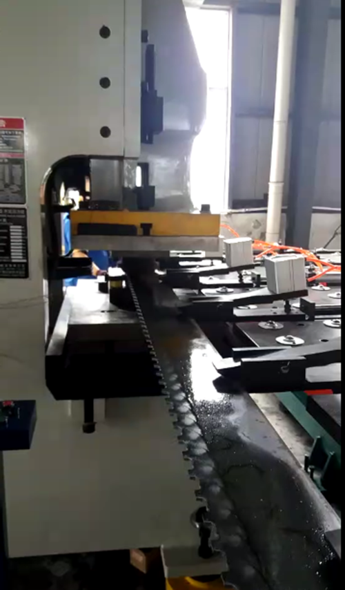 鋼(gang)背送料(liao)機的價(jia)格