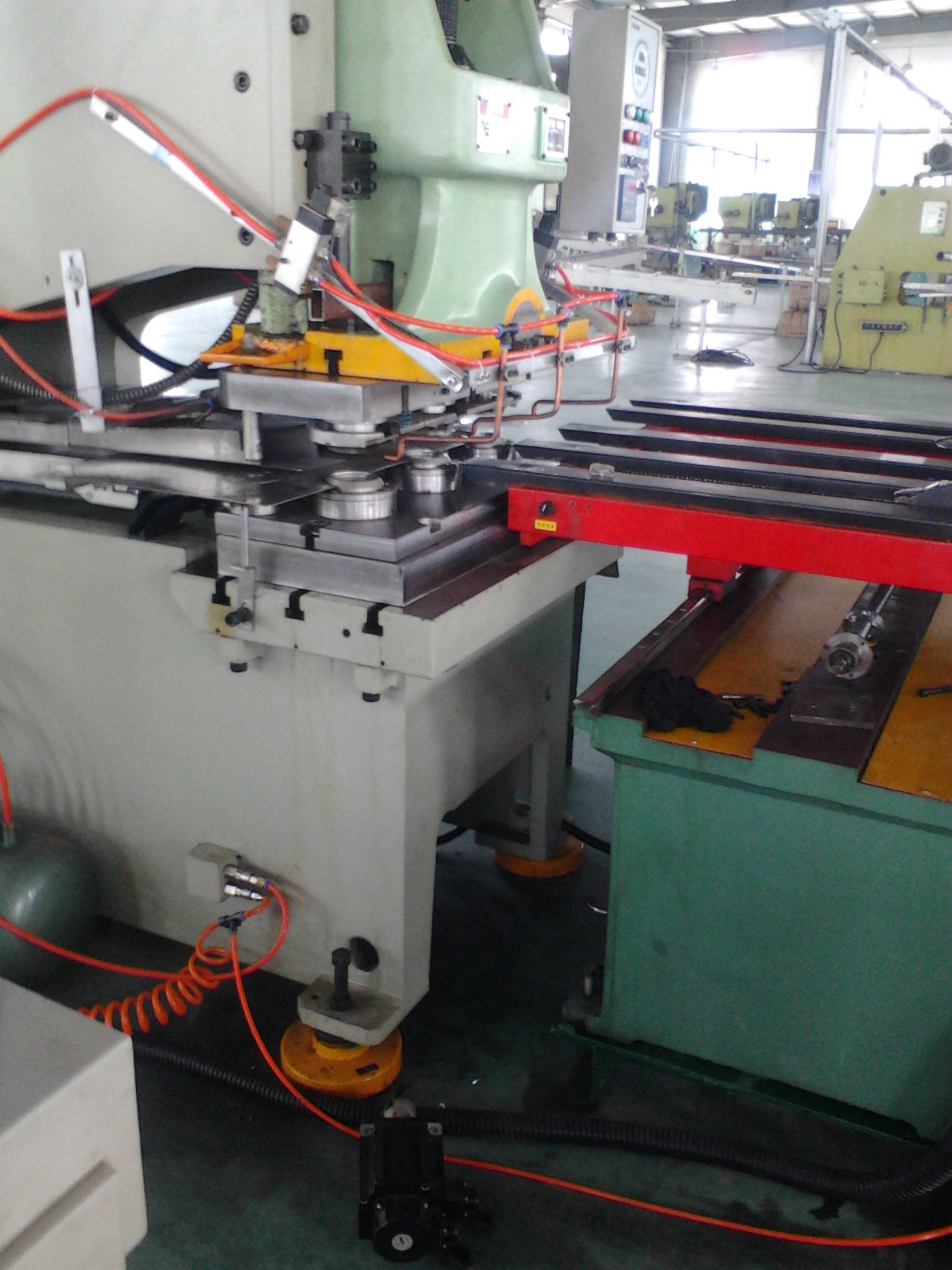 江(jiang)蘇瓶蓋制(zhi)造廠數控(kong)送料機