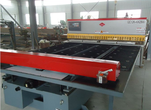 剪(jian)闆機前(qian)送料機(ji)是怎樣(yang)爲工廠(chang)省錢的(de)