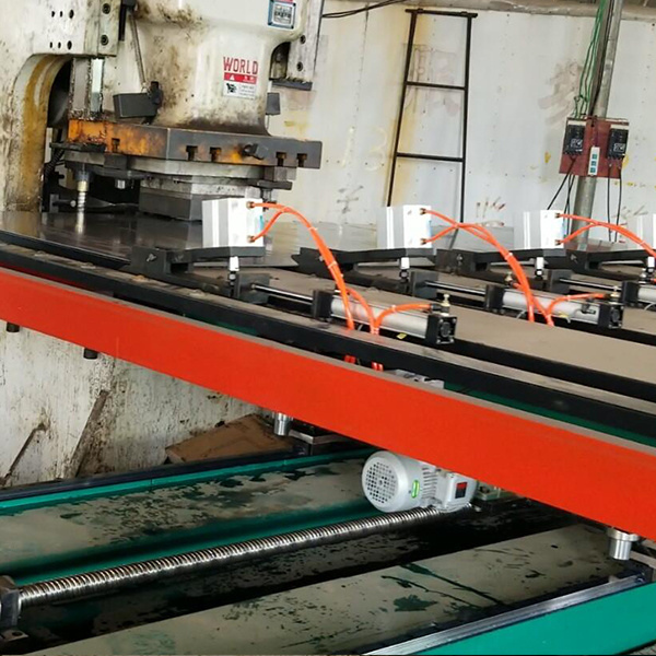 江蘇(su)刹車片沖(chong)床送料機(ji)