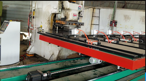 購買(mai)鋼背刹車(che)盤自動送(song)料機需要(yao)注意的問(wen)題