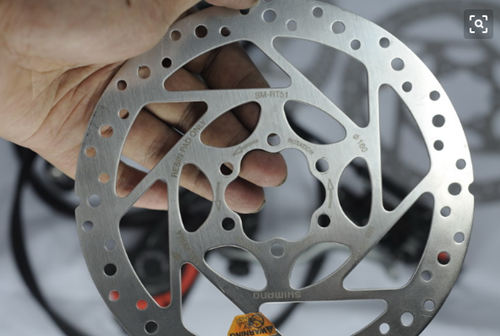 山地自(zi)行車刹(sha)車盤沖(chong)壓行業(ye)因沖壓(ya)送料機(ji)的應用(yong)，逐漸邁(mai)入工業(ye)自動化(hua)數字化(hua)行列，因(yin)沖壓送(song)料機的(de)強大功(gong)能，打破(po)了山地(di)自行車(che)刹車盤(pan)沖壓行(hang)業的傳(chuan)統方式(shi)，帶動了(le)行業的(de)快速穩(wen)定發展(zhan)，關于這(zhe)款山地(di)自行車(che)刹車盤(pan)沖壓送(song)料機，咱(zan)們一起(qi)來看看(kan)選購注(zhu)意事項(xiang)有哪些(xie)。