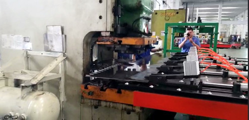 自動(dong)沖壓送(song)料機的(de)夾鉗避(bi)讓有什(shi)麽優勢(shi)