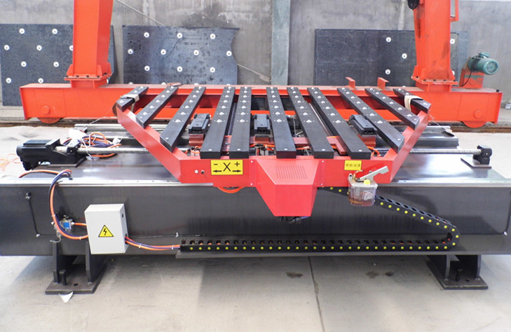 教廠(chang)家如何選(xuan)購數控送(song)料機的竅(qiao)門