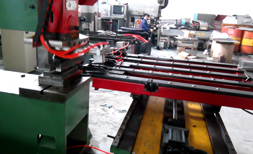  　　數控送(song)料機的(de)功能比(bi)較強大(da)，像機器(qi)人一樣(yang)可以按(an)照人類(lei)設定的(de)程序自(zi)動完成(cheng)既定工(gong)作，且适(shi)用領域(yu)比較廣(guang)泛，雖然(ran)這款設(she)備具有(you)智能性(xing)的特點(dian)，但是它(ta)本身也(ye)隻是一(yi)台機械(xie)設備，還(hai)是需要(yao)定期的(de)維護和(he)保養，這(zhe)樣才可(ke)以延長(zhang)送料機(ji)的使用(yong)壽命，下(xia)面簡單(dan)介紹兩(liang)個關于(yu)數控送(song)料機的(de)保養技(ji)巧，供大(da)家參考(kao)。 　　