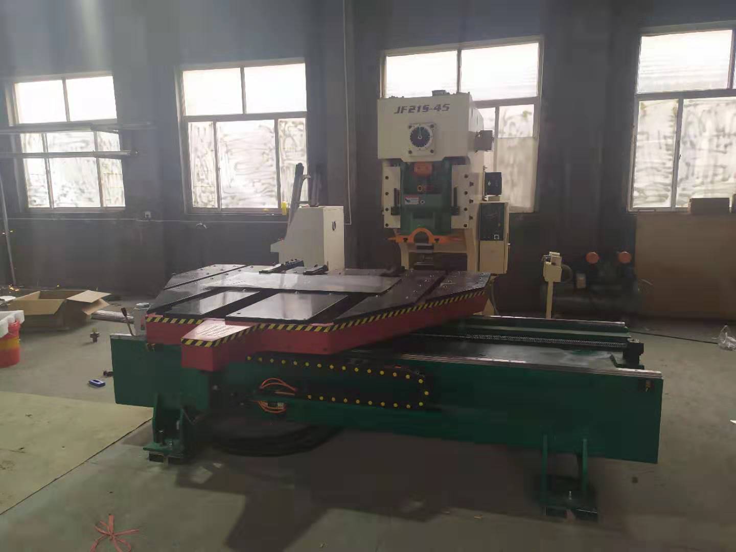 沖(chong)床自動送(song)料機工作(zuo)原理及沖(chong)壓前注意(yi)事項