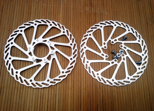 沖壓(ya)送料機(ji)涉及山(shan)地車刹(sha)車盤生(sheng)産行業(ye)後，爲該(gai)行業帶(dai)來了巨(ju)大的改(gai)變，行業(ye)多年不(bu)變的生(sheng)産方式(shi)被完全(quan)打破，主(zhu)要表現(xian)在人機(ji)分離式(shi)的生産(chan)方式，及(ji)提高闆(pan)材利用(yong)率方面(mian)，另外對(dui)沖壓精(jing)度的高(gao)标準也(ye)得以實(shi)現，總之(zhi)，這款山(shan)地車刹(sha)車盤沖(chong)壓送料(liao)機确實(shi)推進了(le)該行業(ye)自動化(hua)生産的(de)進程，下(xia)面咱們(men)一起來(lai)了解一(yi)下這款(kuan)送料機(ji)的性能(neng)。